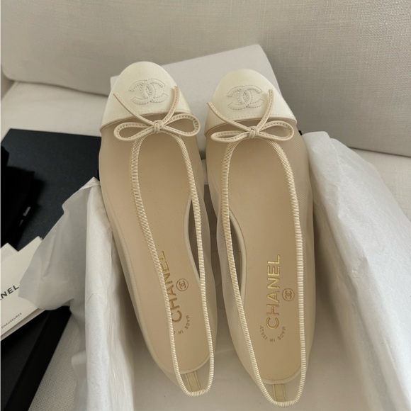 CHANEL Cream and Ivory Cap-Toe Ballet Flats - Picture 7 of 12